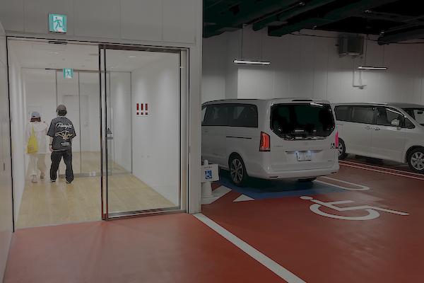 カップヌードルミュージアム駐車場内車いす使用者用駐車区画とミュージアム入口