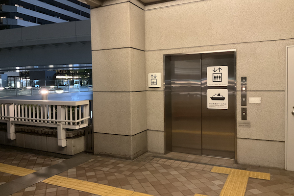 竹芝旅客ターミナルボードウォークへのエレベーター